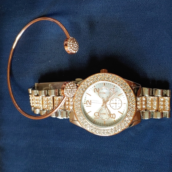 New Accutime Analog Silver & Rose Gold Tone Watch - Picture 1 of 3